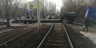 На 2-й Дачной застрявший длинномер остановил трамваи в час пик На 2-й Дачной застрявший длинномер остановил трамваи в час пик