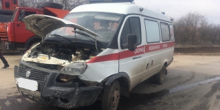 В Энгельсском районе столкнулись «ГАЗель» медиков и легковушка В Энгельсском районе столкнулись «ГАЗель» медиков и легковушка