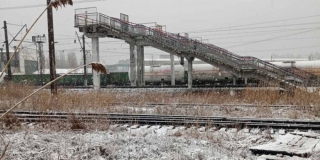 В Саратове сбитая поездом женщина шла в наушниках