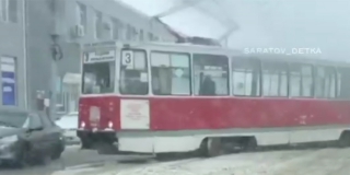 На Танкистов трамвай сошел с заснеженных рельсов и перекрыл путь