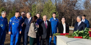 Путин возложил цветы к памятнику Гагарину в Саратовской области