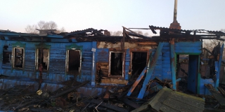 Сельчанин выбрался из горящего дома и оставил мать в огне Сельчанин выбрался из горящего дома и оставил мать в огне