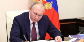 Путин наградил саратовских медиков за самоотверженность в борьбе с коронавирусом Путин наградил саратовских медиков за самоотверженность в борьбе с коронавирусом