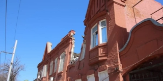 В центре Саратова рухнул фасад исторического здания. Чиновники ищут владельцев В центре Саратова рухнул фасад исторического здания. Чиновники ищут владельцев