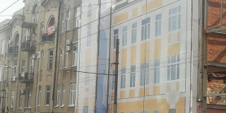 Дом с кариатидами в Саратове закрыли фальш-фасадом