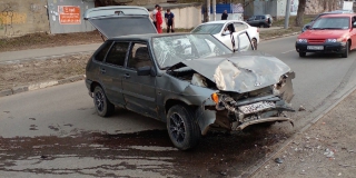 На Азина в массовой аварии пострадали два ребенка и молодая женщина На Азина в массовой аварии пострадали два ребенка и молодая женщина