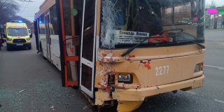 В массовом ДТП с маршруткой и троллейбусом пострадали 3 человека В массовом ДТП с маршруткой и троллейбусом пострадали 3 человека