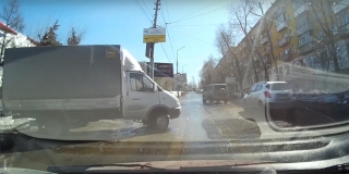 В Саратове «ГАЗель» уехала без водителя и аккуратно припарковалась. Видео В Саратове «ГАЗель» уехала без водителя и аккуратно припарковалась. Видео