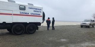 Саратовские спасатели ищут на Волге троих пропавших рыбаков