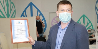 Министр и СМИ приехали посмотреть на 100-тысячного привитого от коронавируса саратовца
