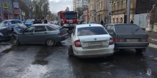 В центре Саратова из-за ДТП с 4 автомобилями перекрыта дорога В центре Саратова из-за ДТП с 4 автомобилями перекрыта дорога