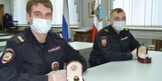 Саратовских полицейских наградили за спасение людей на пожаре