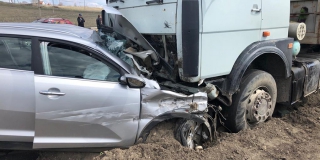 Под Татищевом женщина-водитель погибла в столкновении с «МАЗом» Под Татищевом женщина-водитель погибла в столкновении с «МАЗом»