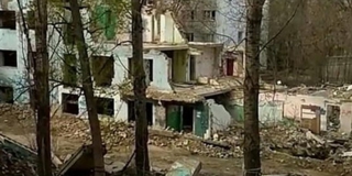В Саратове рухнувший дом спустя 3 года превратился в помойку с крысами