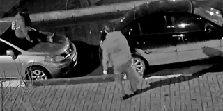 В Энгельсе неадекватная девушка залезла на машину во дворе. Видео В Энгельсе неадекватная девушка залезла на машину во дворе. Видео