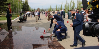 Губернатор, депутаты и ветераны возложили цветы в Парке Победы