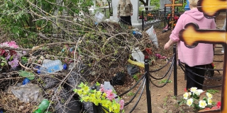 В Балакове рядом с могилами устроили свалку мусора