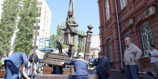 Председатель Госдумы посмотрел на установку памятника военной медсестре в Саратове