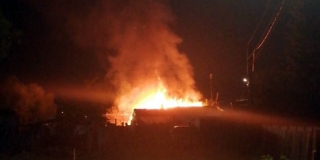 Ночью в Саратове огонь уничтожил частный дом