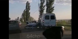 На Волжском проспекте произошла массовая авария с участием микроавтобуса