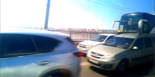 Из-за массового ДТП на мосту Саратов-Энгельс образовалась пробка