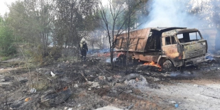 В Балакове произошел масштабный пожар: сгорели склад, «КамАЗ» и трактор
