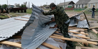 В питерском селе ураганный ветер второй год подряд сносит крышу ДК