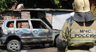 В центре Саратова в сгоревшем внедорожнике нашли труп водителя