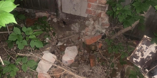 В Татищеве 11-летний ребенок погиб под рухнувшей стеной