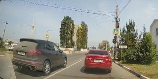 Автохам на «Порше» проехал по встречке на красный и чуть не сбил пешеходов Автохам на «Порше» проехал по встречке на красный и чуть не сбил пешеходов