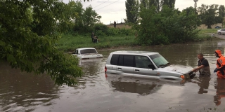 На Саратов обрушился мощный ливень с градом: дороги в воде, машины тонут