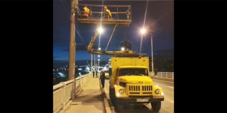 На мосту Саратов-Энгельс монтируют контактную сеть для троллейбуса