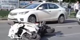 Мужчина с девушкой опрокинулись на мотоцикле и врезались в кроссовер