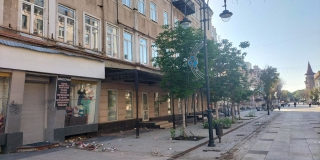 На проспекте Кирова убрали бетонные блоки от разваливающейся «России»
