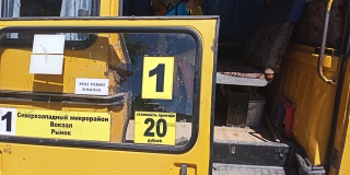 В Пугачеве у маршрутки «ГАЗель» во время поездки отвалилась дверь В Пугачеве у маршрутки «ГАЗель» во время поездки отвалилась дверь