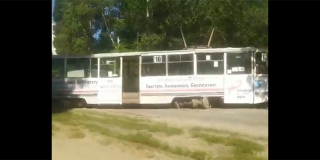 На Огородной трамвай сошел с рельсов и перегородил дорогу На Огородной трамвай сошел с рельсов и перегородил дорогу