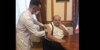 Переболевший коронавирусом саратовский министр Костин сделал прививку Переболевший коронавирусом саратовский министр Костин сделал прививку