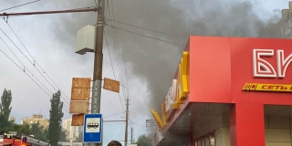 В Энгельсе сгорел павильон с салоном сотовой связи В Энгельсе сгорел павильон с салоном сотовой связи