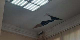 Очевидец сообщил о разрушающемся потолке в МФЦ Энгельса