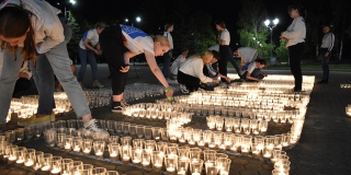 На Соколовой горе из 5 тысяч свечей создали «огненную картину» войны
