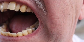 Сельчанин решил напугать знакомую и принялся ее душить с угрозами Сельчанин решил напугать знакомую и принялся ее душить с угрозами