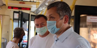 Замминистра транспорта Козаченко убеждал пассажиров автобуса надеть маски