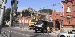 В центре Саратова исторический дом крушит строительная техника