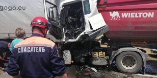 Под Саратовом в столкновении 4 машин погиб водитель грузовика