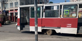 На Советской из-за схода вагона массово встали трамваи