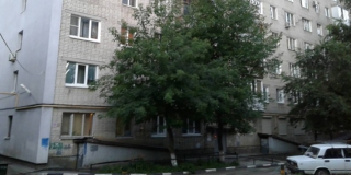 На Астраханской ребенок облокотился на сетку и выпал из окна