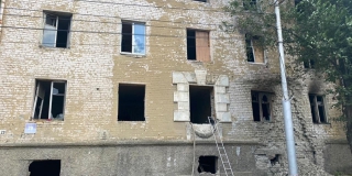 На Азина из частично расселенного дома пожарные спасли троих людей