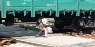Очевидец: На Саратов-3 грузовой поезд на час перекрыл движение пешеходам