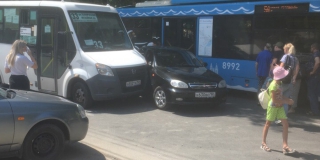 Астраханская встала из-за ДТП с маршруткой, троллейбусом и легковушкой Астраханская встала из-за ДТП с маршруткой, троллейбусом и легковушкой