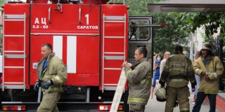 В Саратове 10 пожарных расчетов выехали тушить производственный цех